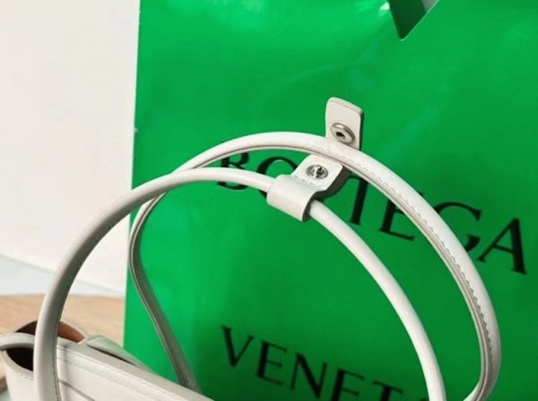 Réplique du sac Bottega Veneta Arco Mini en blanc – Image 8