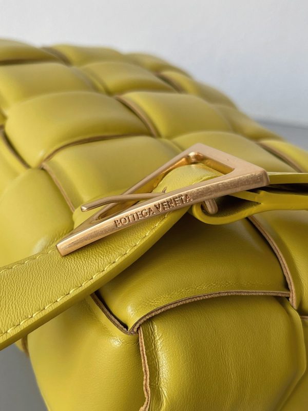 Réplique du sac Bottega Veneta Padded Cassette en jaune – Image 9
