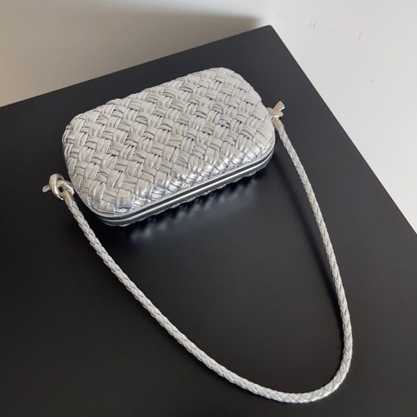 Fausse Bottega Veneta Knot Minaudiere sur Bandoulière en Cuir Laminé Intreccio Argenté – Image 4
