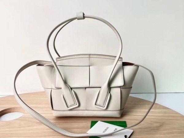 Réplique du sac Bottega Veneta Arco Mini en blanc – Image 7