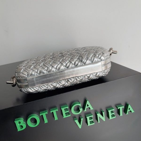 Fausse Bottega Veneta Knot Minaudiere sur Bandoulière en Cuir Laminé Intreccio Argenté – Image 3
