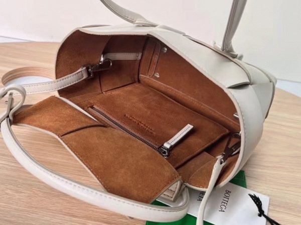Réplique du sac Bottega Veneta Arco Mini en blanc – Image 6
