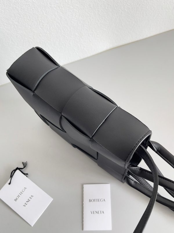 Réplique Bottega Veneta Cassette Mini Tote Bag en Noir – Image 7