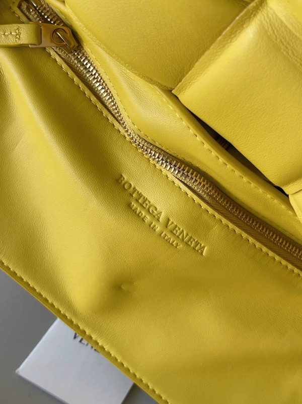 Réplique du sac Bottega Veneta Padded Cassette en jaune – Image 7