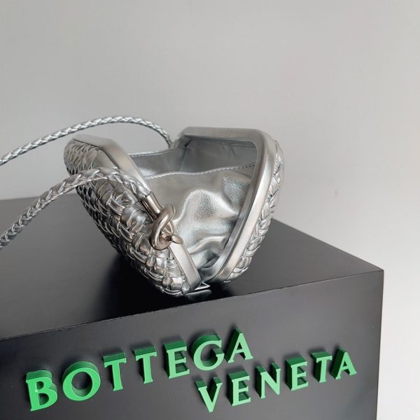 Fausse Bottega Veneta Knot Minaudiere sur Bandoulière en Cuir Laminé Intreccio Argenté – Image 2