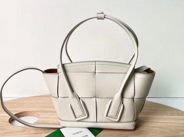 Réplique du sac Bottega Veneta Arco Mini en blanc – Image 5