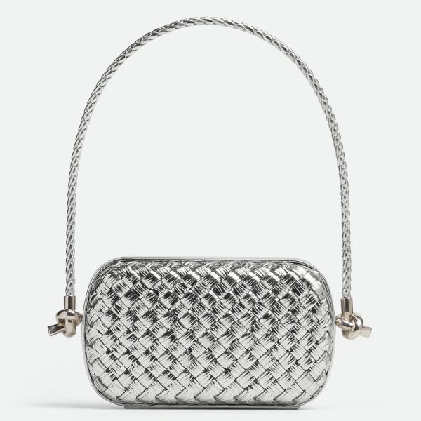 Fausse Bottega Veneta Knot Minaudiere sur Bandoulière en Cuir Laminé Intreccio Argenté