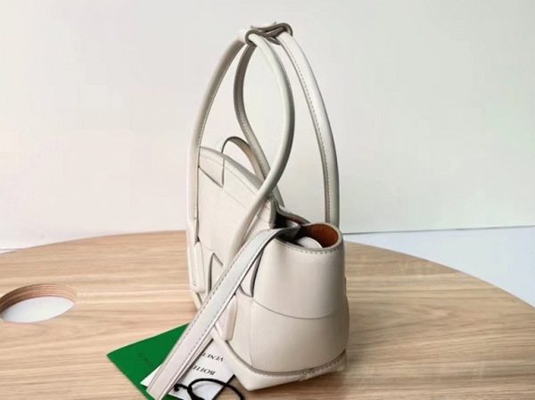 Réplique du sac Bottega Veneta Arco Mini en blanc – Image 4