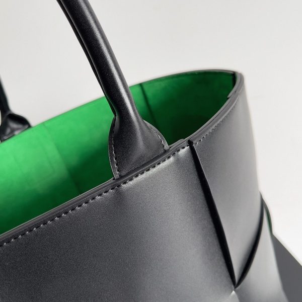 Réplique Bottega Veneta Large Arco Tote Bag en Noir – Image 2