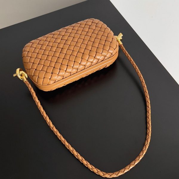 Contrefaçon Bottega Veneta Knot Minaudiere sur Bandoulière en Cuir Agneau Intreccio Camel – Image 10