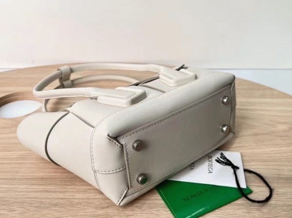 Réplique du sac Bottega Veneta Arco Mini en blanc – Image 3