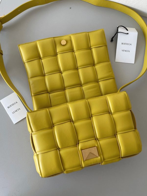 Réplique du sac Bottega Veneta Padded Cassette en jaune – Image 5