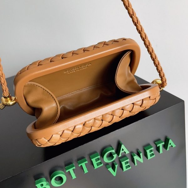 Contrefaçon Bottega Veneta Knot Minaudiere sur Bandoulière en Cuir Agneau Intreccio Camel – Image 9