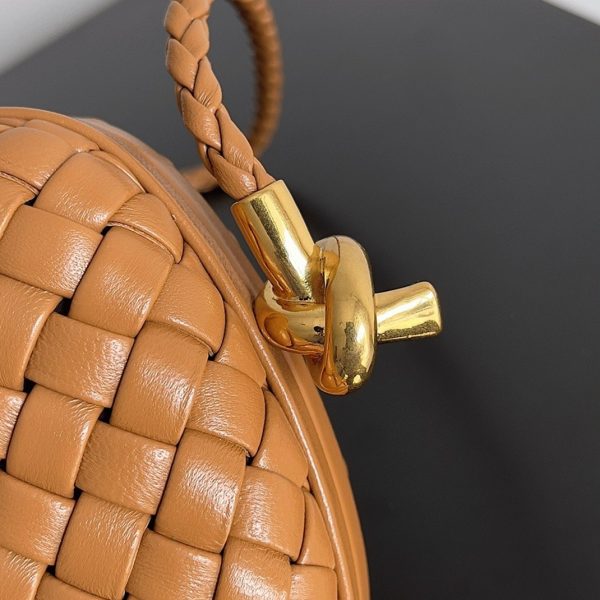 Contrefaçon Bottega Veneta Knot Minaudiere sur Bandoulière en Cuir Agneau Intreccio Camel – Image 8