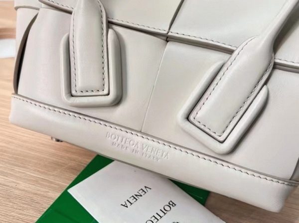 Réplique du sac Bottega Veneta Arco Mini en blanc – Image 2