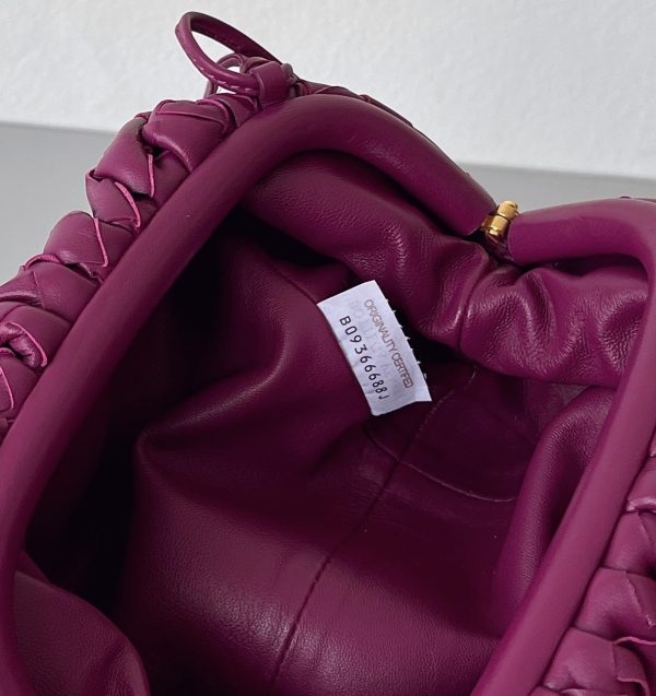 Faux Mini Pochette Bottega Veneta avec Sangle en Cinabre – Image 6