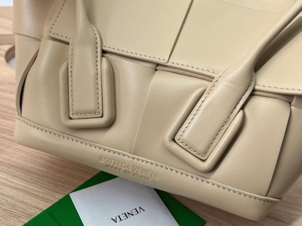 Réplique du sac Bottega Veneta Arco Mini en cuir de veau intrecciato beige – Image 4