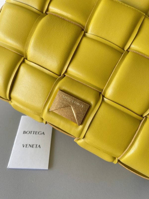Réplique du sac Bottega Veneta Padded Cassette en jaune – Image 3