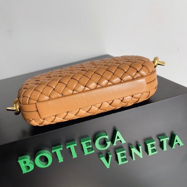 Contrefaçon Bottega Veneta Knot Minaudiere sur Bandoulière en Cuir Agneau Intreccio Camel – Image 7