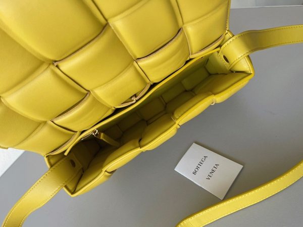 Réplique du sac Bottega Veneta Padded Cassette en jaune – Image 2
