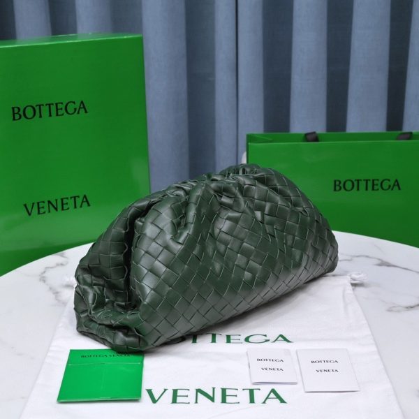 Contrefaçon grand sac Bottega Veneta Pouch Clutch en Raintree – Image 6
