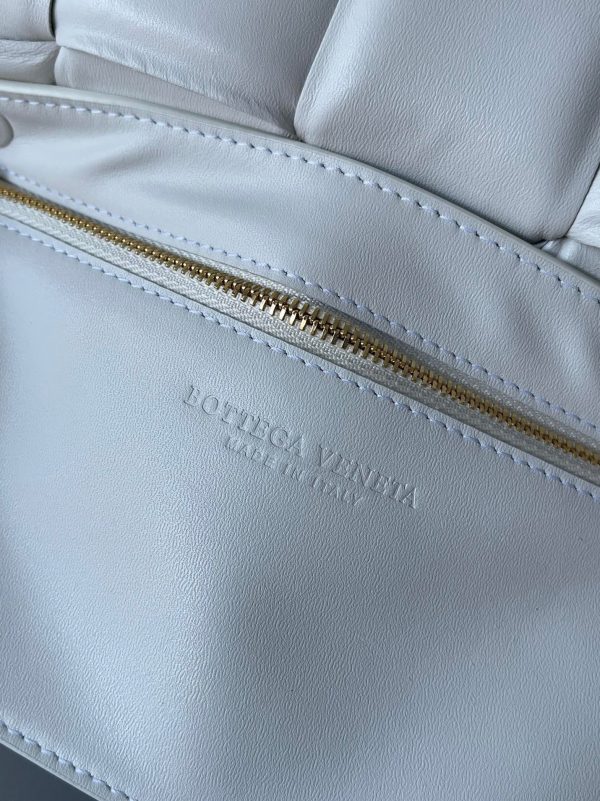 Fausse Bottega Veneta Padded Cassette en blanc – Image 6