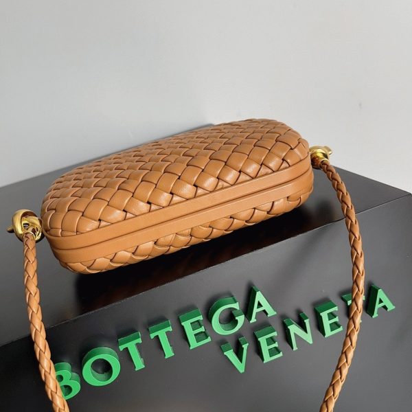 Contrefaçon Bottega Veneta Knot Minaudiere sur Bandoulière en Cuir Agneau Intreccio Camel – Image 4