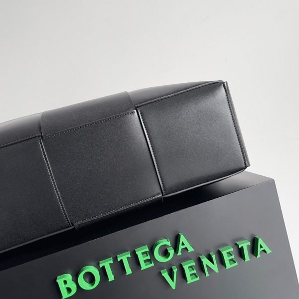 Réplique Bottega Veneta Large Arco Tote Bag en Noir – Image 10