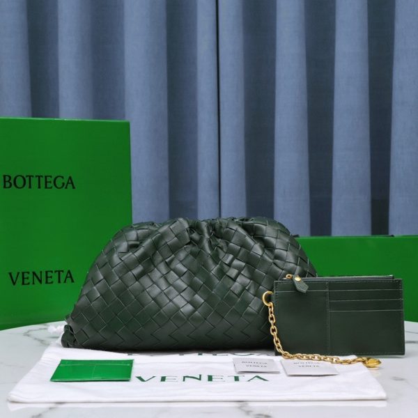 Contrefaçon grand sac Bottega Veneta Pouch Clutch en Raintree – Image 4