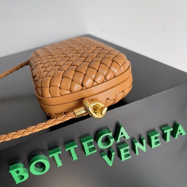 Contrefaçon Bottega Veneta Knot Minaudiere sur Bandoulière en Cuir Agneau Intreccio Camel – Image 3