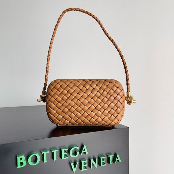 Contrefaçon Bottega Veneta Knot Minaudiere sur Bandoulière en Cuir Agneau Intreccio Camel – Image 2