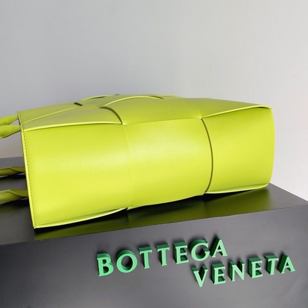 Fausse Bottega Veneta Large Arco Tote Bag en Kiwi – Image 10