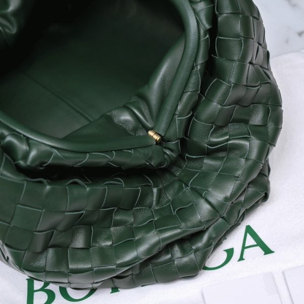 Contrefaçon grand sac Bottega Veneta Pouch Clutch en Raintree – Image 2