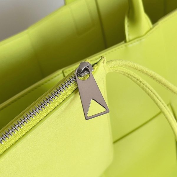 Fausse Bottega Veneta Large Arco Tote Bag en Kiwi – Image 2