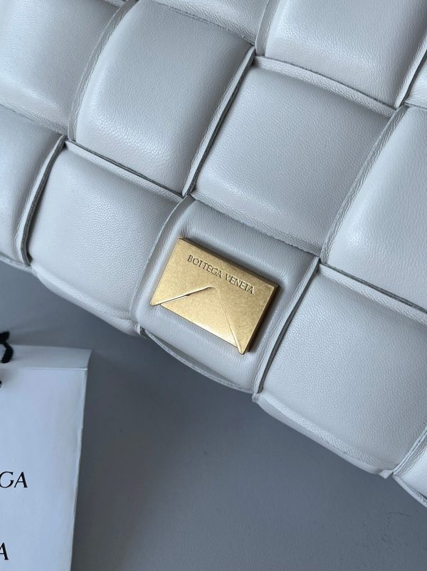 Fausse Bottega Veneta Padded Cassette en blanc – Image 3