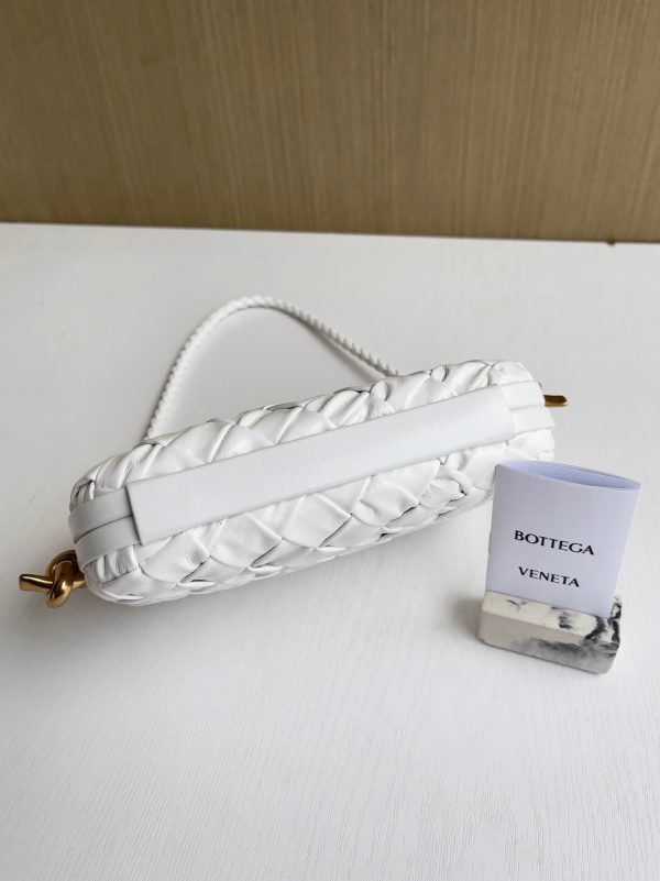 Fausse Bottega Veneta Knot Minaudiere sur Bandoulière en Cuir Intreccio Foulard Blanc – Image 9