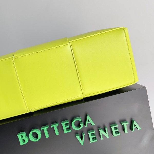 Fausse Bottega Veneta Large Arco Tote Bag en Kiwi – Image 3