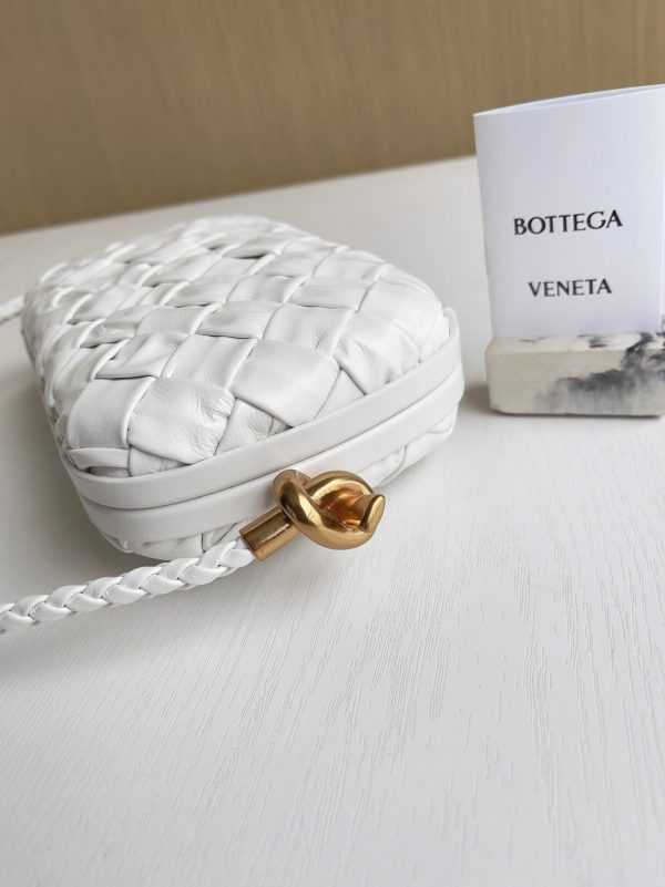Fausse Bottega Veneta Knot Minaudiere sur Bandoulière en Cuir Intreccio Foulard Blanc – Image 8