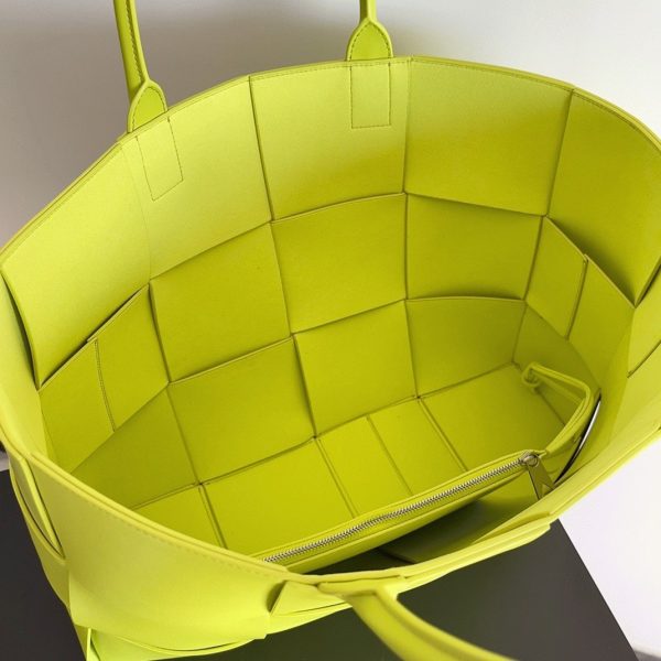 Fausse Bottega Veneta Large Arco Tote Bag en Kiwi – Image 4