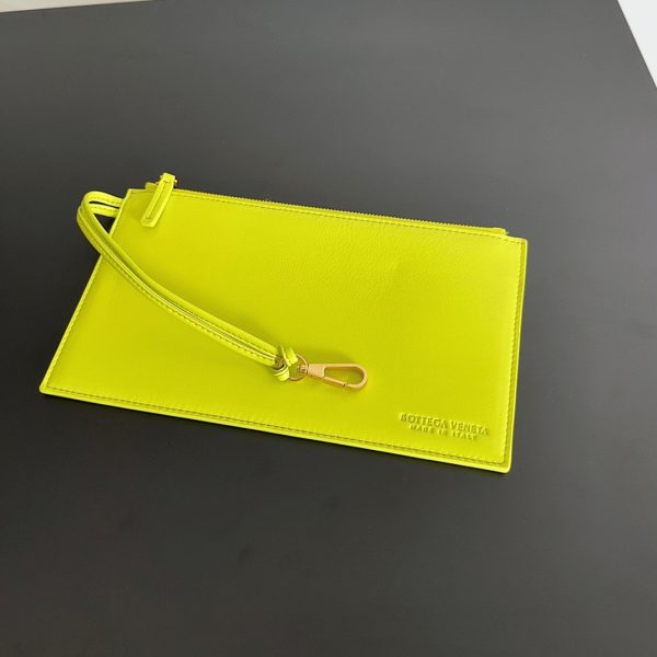 Contrefaçon du sac Bottega Veneta Cabat Large en cuir d’agneau intrecciato Acid Kiwi – Image 9