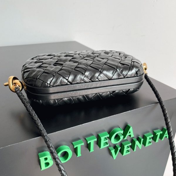 Fausse Bottega Veneta Knot Minaudiere sur Bandoulière en Cuir Intreccio Foulard Noir – Image 3