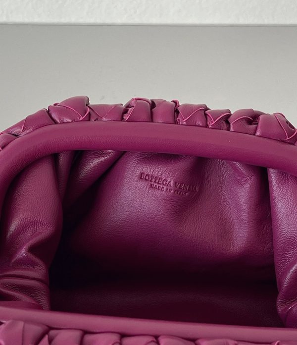 Faux Mini Pochette Bottega Veneta avec Sangle en Cinabre – Image 5