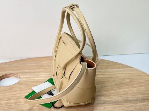 Réplique du sac Bottega Veneta Arco Mini en cuir de veau intrecciato beige – Image 3