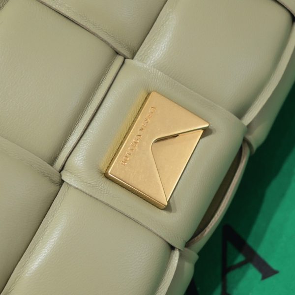 Contrefaçon du sac Bottega Veneta Padded Cassette en Travertine – Image 9