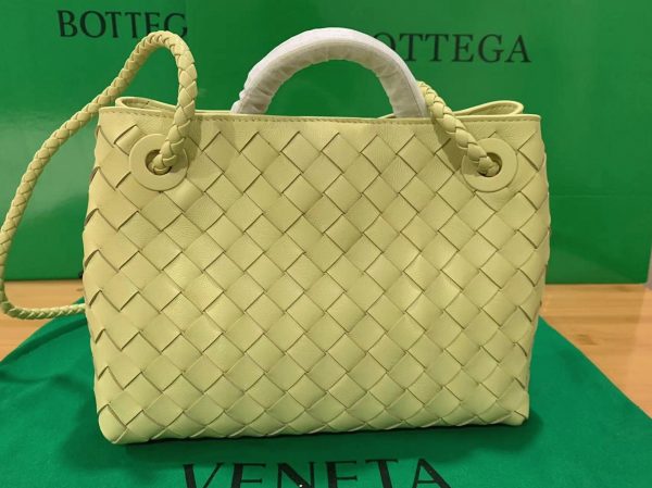 Faux petit sac Bottega Veneta Andiamo en Crème Glacée – Image 2