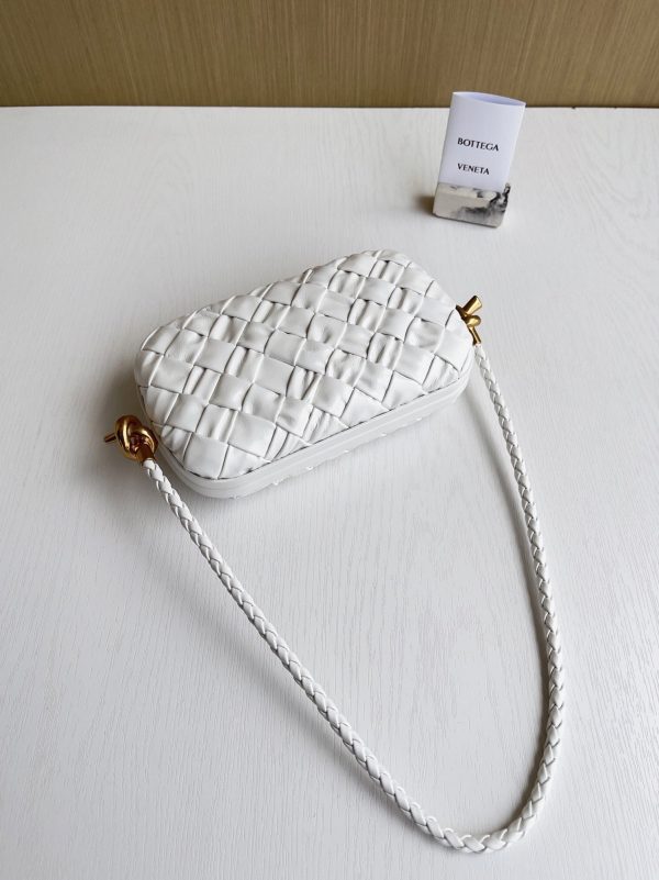 Fausse Bottega Veneta Knot Minaudiere sur Bandoulière en Cuir Intreccio Foulard Blanc – Image 7