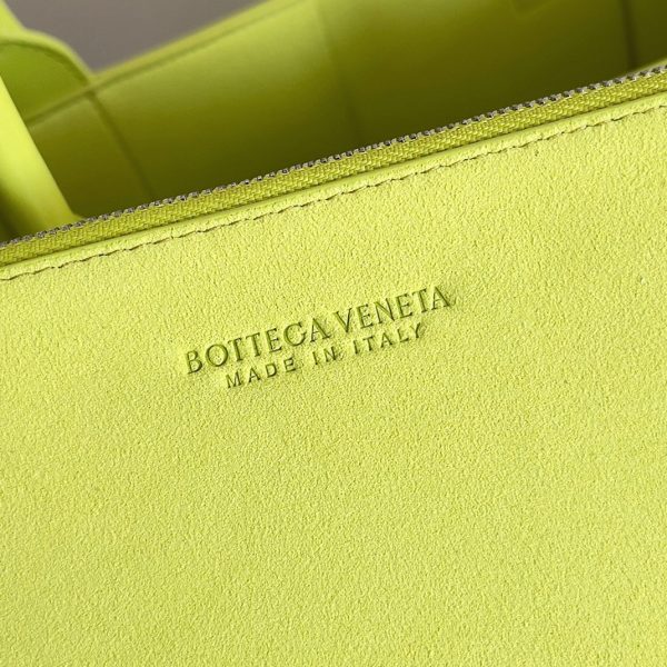 Fausse Bottega Veneta Large Arco Tote Bag en Kiwi – Image 5