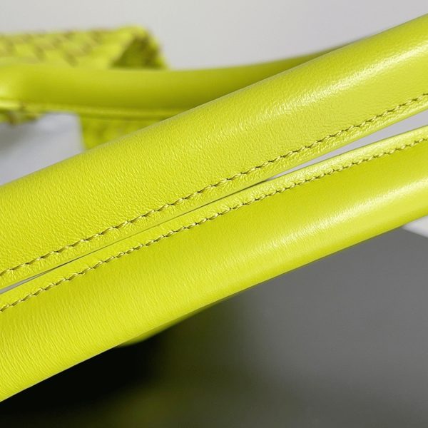 Contrefaçon du sac Bottega Veneta Cabat Large en cuir d’agneau intrecciato Acid Kiwi – Image 8