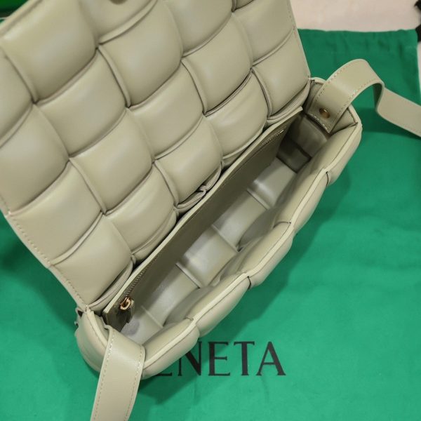 Contrefaçon du sac Bottega Veneta Padded Cassette en Travertine – Image 8