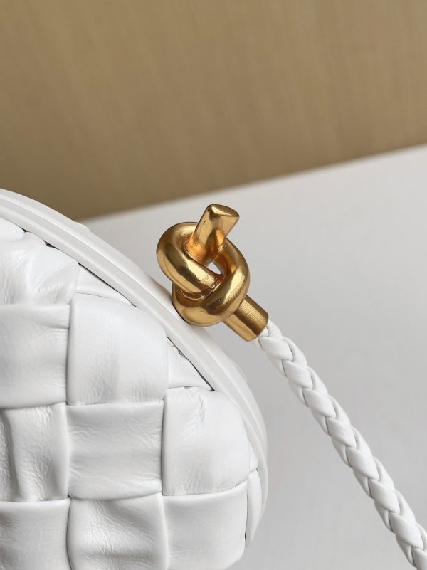 Fausse Bottega Veneta Knot Minaudiere sur Bandoulière en Cuir Intreccio Foulard Blanc – Image 6